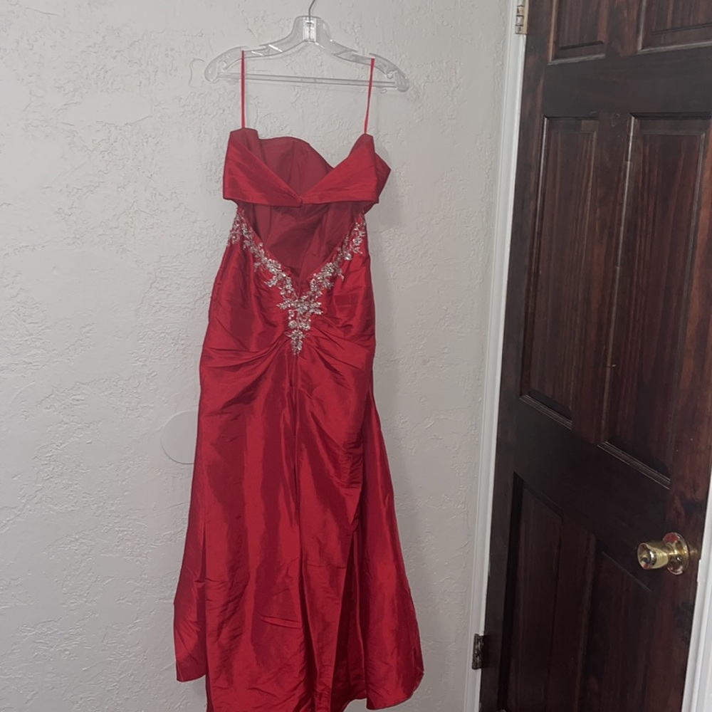 Beautiful RED DRESS - Picture 3 of 4